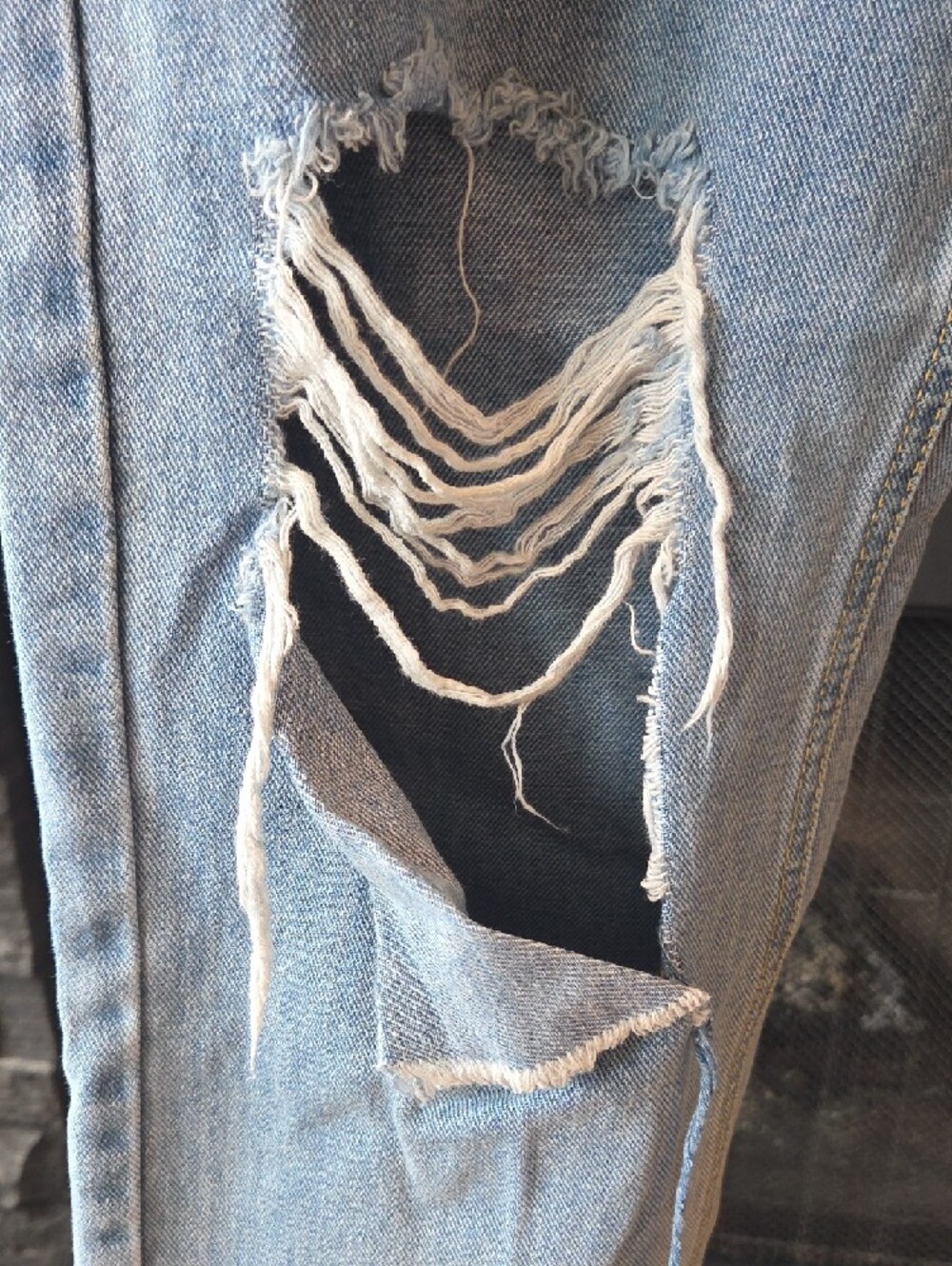 PrettyLittleThing Ripped Jeans - Picture 4 of 10